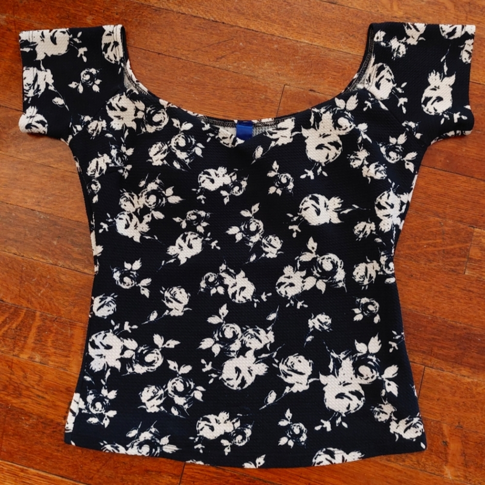 Lac Bleu blue and white floral top *3/$15*